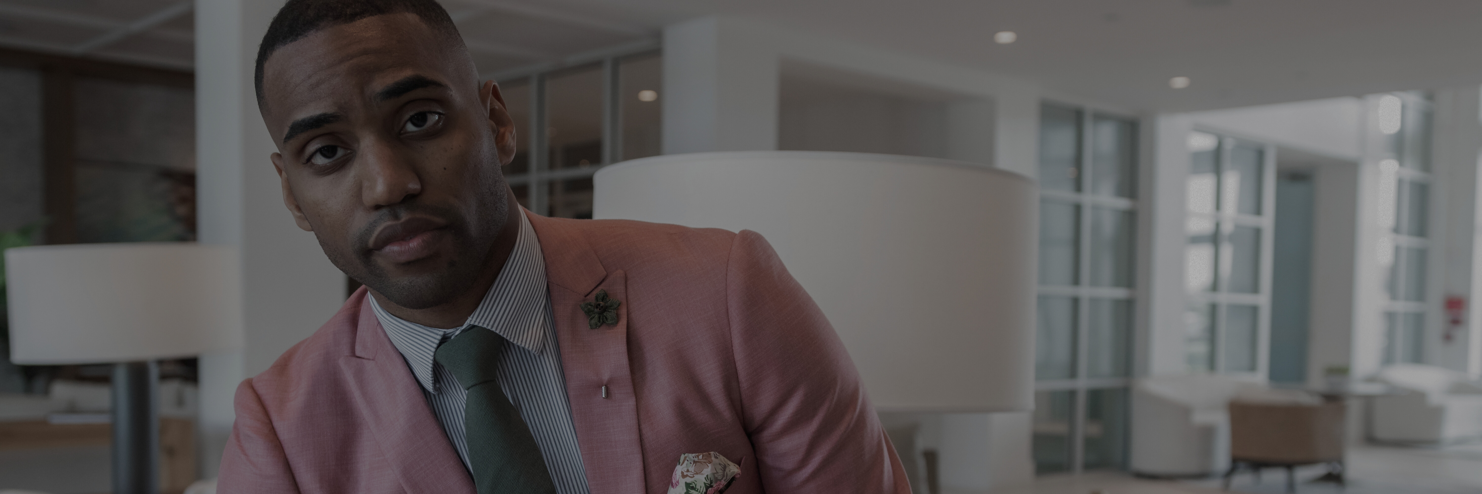 Man wearing a tie set