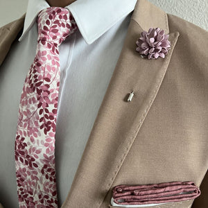 Gentleman wearing a floral mauve chianti tie